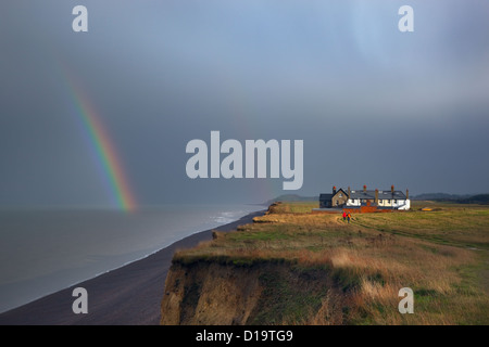 Arc-en-ciel sur Coastal cottages Norfolk Weybourne dans la tempête Banque D'Images