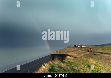 Arc-en-ciel sur Coastal cottages Norfolk Weybourne dans la tempête Banque D'Images