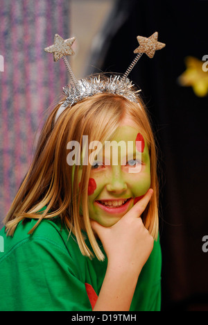 10 ans, fille, vêtue comme une friendly alien pour l'école de théâtre pour Noël, rowledge, Farnham, Surrey, Royaume-Uni. Banque D'Images