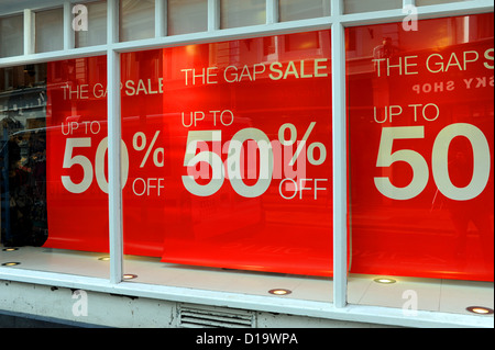 Magasin Gap ou boutique avec 50  % off Vente posters dans fenêtre Brighton UK Banque D'Images