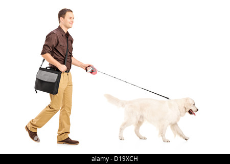 Portrait d'un type avec un chien marche sac isolé sur fond blanc Banque D'Images