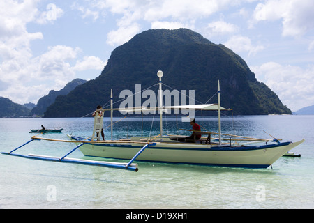 Les hommes préparer une banca d'île en île, El Nido, Palawan Banque D'Images