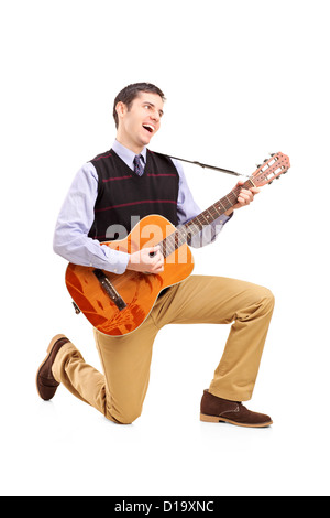 Portrait d'un homme jouant de la guitare et chant isolés contre fond blanc Banque D'Images