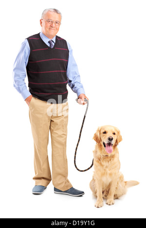 Full Length portrait of a smiling senior homme posant avec son animal isolé sur fond blanc Banque D'Images