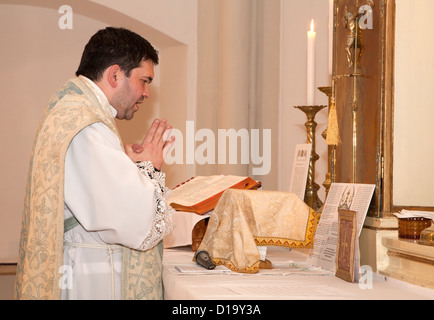 Prêtre catholique avec au Messe tridentine Banque D'Images