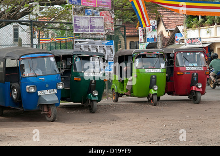 Quatre taxis à trois roues Tuk Tuk sont disponibles à Galle fort Sri Lanka Banque D'Images