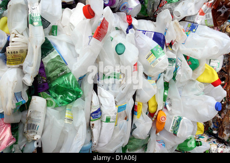 Une balle de contenants de lait en plastique et d'autres bouteilles en plastique prêtes pour le recyclage Banque D'Images