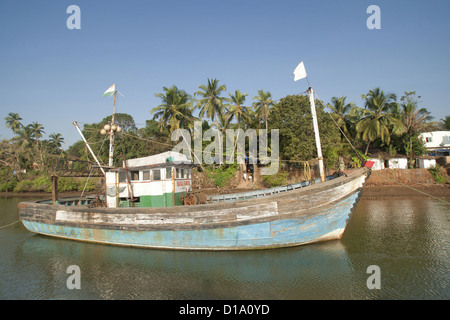 Chalutier de pêche près de Britton backwaters. Le Nord de Goa, Inde Banque D'Images