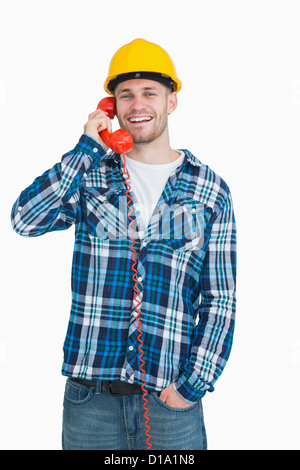 Portrait de jeune homme à l'aide d'architecte téléphone fixe Banque D'Images