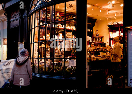 Boutique Little Bettys fenêtre le soir de Noël Stonegate York North Yorkshire Angleterre Royaume-Uni GB Grande-Bretagne Banque D'Images