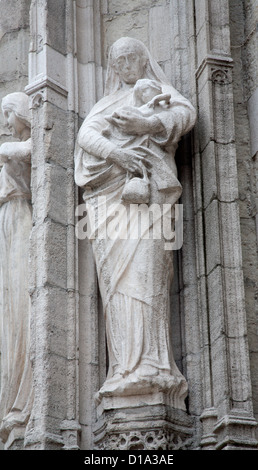 Bruxelles - Juin 21 : Détails du portail de Notre Dame du Sablon église gothique - vertu cardinale de l'amour Banque D'Images