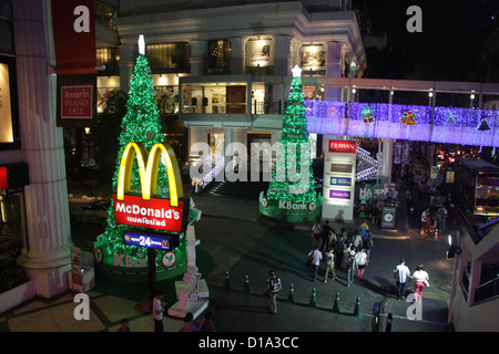 Arbre de Noël 2013 sur la rue à Bangkok , Thaïlande Banque D'Images