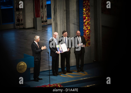 11/12/2012. Oslo, Norvège. Lauréats du Prix Nobel de la paix avec Thorbjoern Jagland lors de la cérémonie de remise du Prix Nobel de la Paix à Oslo. Banque D'Images