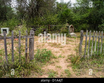 Un vieux cimetière privé de la famille délabrée entourée de clôture en bois dans la région du Chaco au Paraguay Banque D'Images