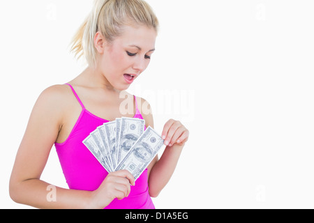 Jeune femme avec attisé billets américains Banque D'Images