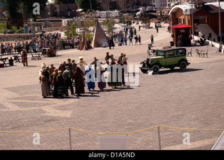 Sections locales en accueillant les costumes avec danses folkloriques des navires de croisière, location de 1929 sur l'affichage Banque D'Images