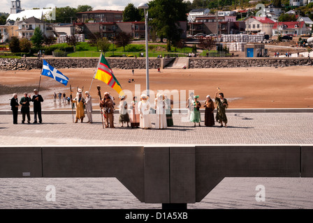 Sections locales en accueillant les costumes de danse folklorique avec des navires de croisière, en agitant des drapeaux du Québec et Sagenay Banque D'Images