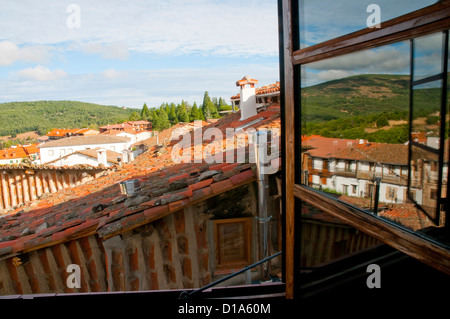 Vue du village à partir d'une fenêtre ouverte. Candelario, province de Salamanque, Castille Leon, Espagne. Banque D'Images