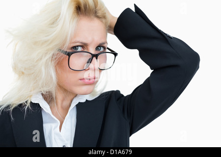 Close-up portrait of business woman frustrés scratching head Banque D'Images