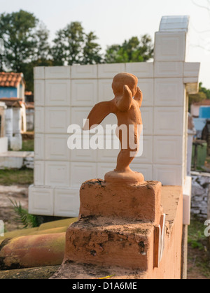 Détail d'un ange sur le dessus d'un mausolée dans le cimetière municipal de Altos, au Paraguay. Banque D'Images