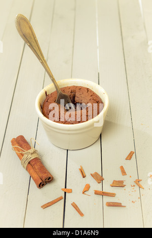 Muffin au chocolat à la cannelle sur la vieille table en bois Banque D'Images