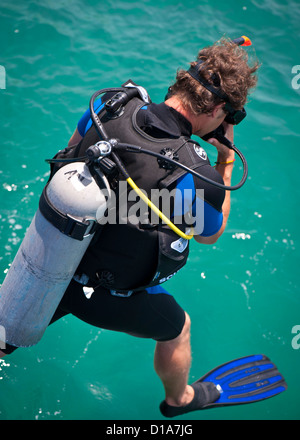 Les plongeurs dans l'eau avant une plongée, Pattaya, Thaïlande Banque D'Images