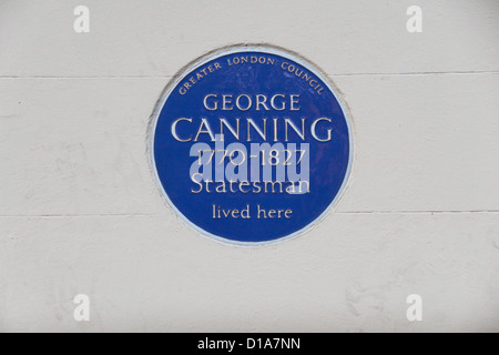 Blue plaque pour George Canning, homme d'État, qui a vécu à 50 Berkeley Square à Mayfair, Londres, Royaume-Uni. Banque D'Images