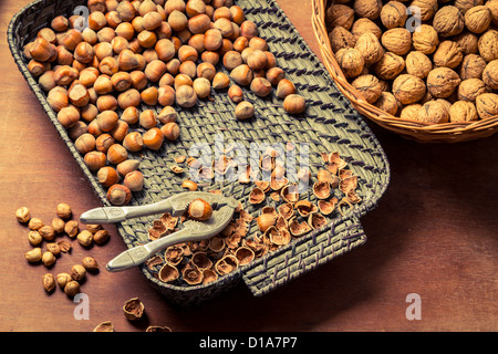 Les noisettes avec Casse-noisette et nutshel dans le vieux panier Banque D'Images