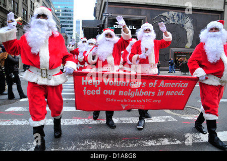 Les bénévoles d'Amérique du Grand New York, mars sur la 5e Avenue, le jour de Thanksgiving, Manhattan, New York City, USA Banque D'Images