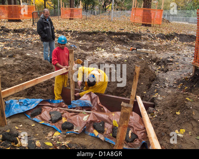 Archéologue de Parcs et du personnel technique de protection construction échafaudages dans tombstone découvert à Washington Square Park ©Stacy Walsh Rosenstock/Alamy Banque D'Images