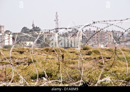 Vue sur la ville kurde syrienne d'al-Qamishli depuis la clôture frontalière du côté turc, dans la ville de Nusaybin, Anatolie, Turquie. Banque D'Images