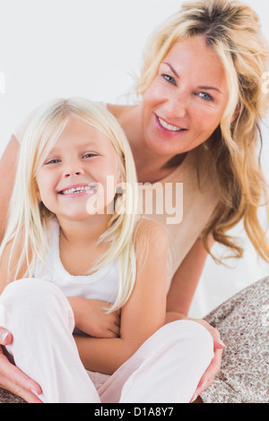 La mère et l'enfant assis sur un lit Banque D'Images