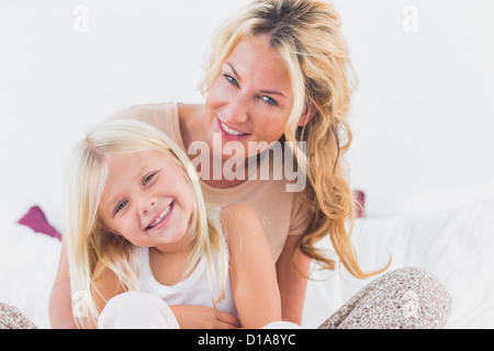 Mère et sa fille assis sur un lit Banque D'Images