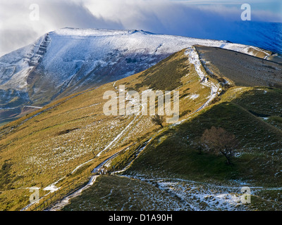 À la recherche de l'arrière le long de la crête en direction de Mam Tor Tor en hiver , Parc national de Peak District Banque D'Images