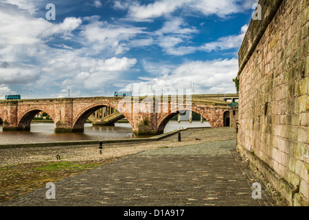 Vieux pont sur la rivière tweed en Ecosse Banque D'Images