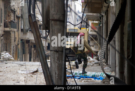 Le 4 décembre 2012 - Alep, Syrie : Une chasse de l'Armée syrienne libre s'étend au-delà d'un sniper. Banque D'Images