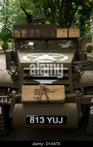 Véhicule militaire. Close up of a World War 2 American M3 demi-piste avec une invasion star peint sur le capot, sur l'affichage à Dorchester. UK. Banque D'Images