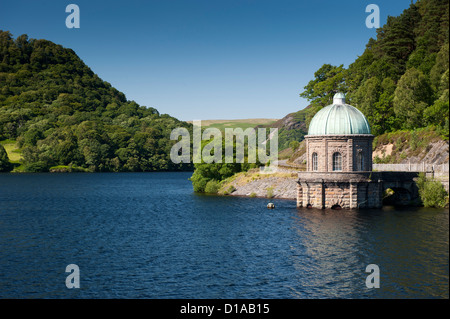 Garreg Ddu réservoir dans la vallée de l'Elan, Mid-Wales, montrant la station de pompage. Banque D'Images