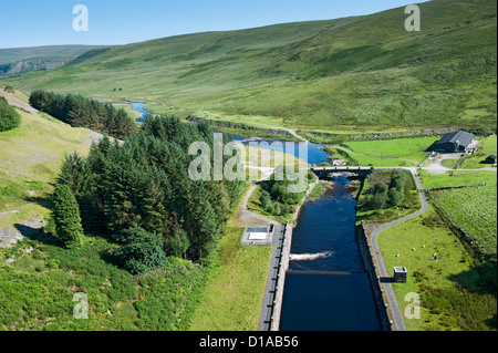 Débordement du barrage sur le Claerwen réservoir dans la vallée de l'Elan Banque D'Images