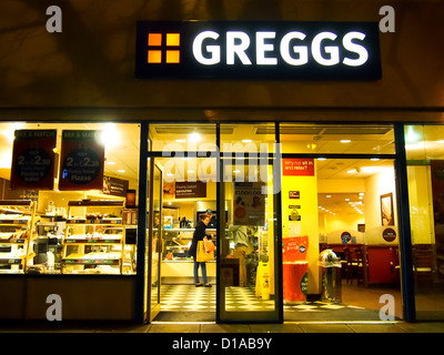 Greggs les boulangers et prendre un café et de sortie Banque D'Images