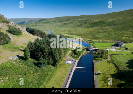 Débordement du barrage sur le Claerwen réservoir dans la vallée de l'Elan Banque D'Images