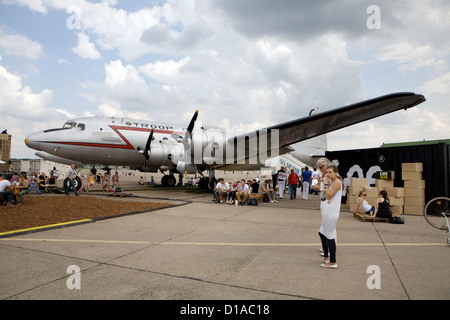 Berlin, Allemagne, Fashion Fair visiteurs sur le tarmac de l'aéroport Tempelhof Banque D'Images