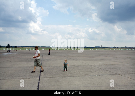 Berlin, Allemagne, le slogan et les visiteurs sur le tarmac de l'aéroport Tempelhof Banque D'Images