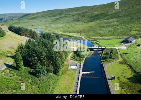 Débordement du barrage sur le Claerwen réservoir dans la vallée de l'Elan Banque D'Images