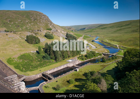 Débordement du barrage sur le Claerwen réservoir dans la vallée de l'Elan Banque D'Images