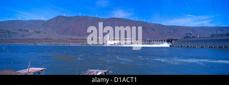 Écluse et barrage de John Day enjambant la rivière Columbia de l'Oregon, à Washington, USA - barrages hydroélectriques, Vue Panoramique Banque D'Images