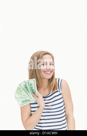 Portrait of happy young woman with attisé dollars Banque D'Images