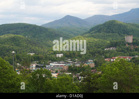 Ville de Gatlinburg niché dans les montagnes. Gatlinburg, Tennessee, USA. Banque D'Images