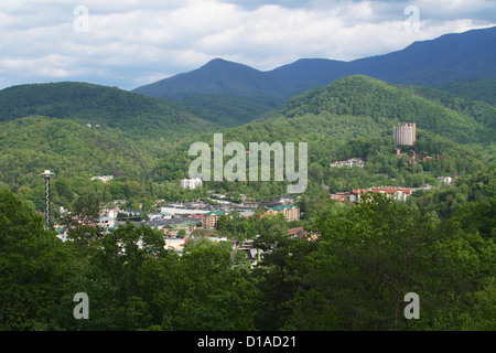 Ville de Gatlinburg niché dans les montagnes. Gatlinburg, Tennessee, USA. Banque D'Images