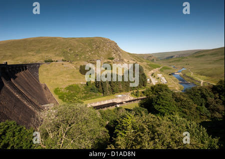 Débordement du barrage sur le Claerwen réservoir dans la vallée de l'Elan Banque D'Images